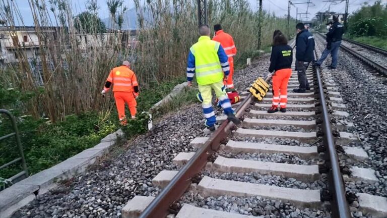 Legnano treni in tilt a milano nel milanese travolge un uomo incidente
