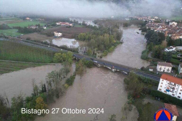 Acque Furiose a Ponti: Otto Famiglie Isolate e Campo Sportivo Sommerso