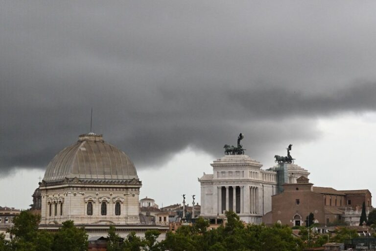 Allarme Ciclone: Italia Sotto Assedio da Venti e Piogge Torrenziali