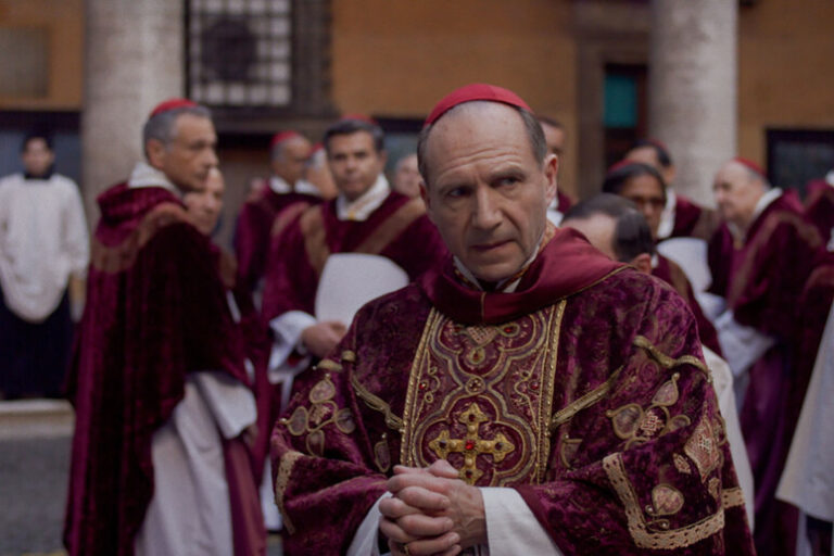 "Conclave": Il Thriller Sacro che Potrebbe Portare Ralph Fiennes all'Oscar