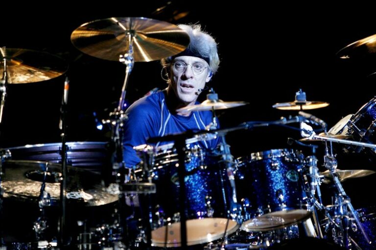 Da Poliziotto a Maestro: Stewart Copeland e l'Orchestra di Ferrara in una Notte di Musica e Solidarietà