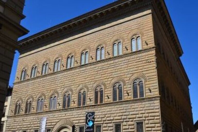 Firenze Abbraccia il Futuro: Palazzo Strozzi Passa alle Mani del Comune