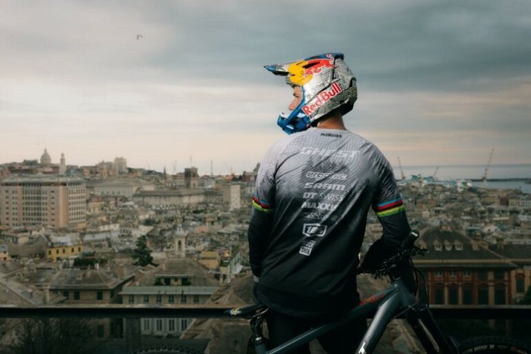 Genova si trasforma in una pista mozzafiato: il debutto europeo del Red Bull Cerro Abajo