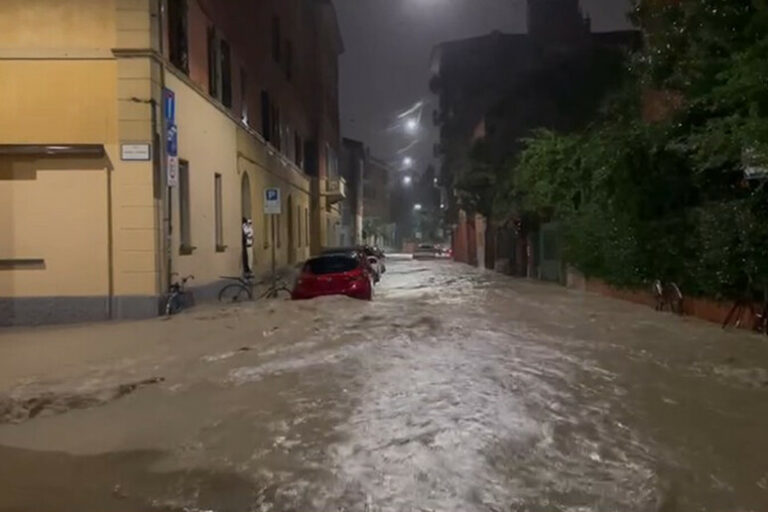 Inondazioni a Bologna: La Scomparsa Misteriosa di una Persona e l'Auto Sommersa