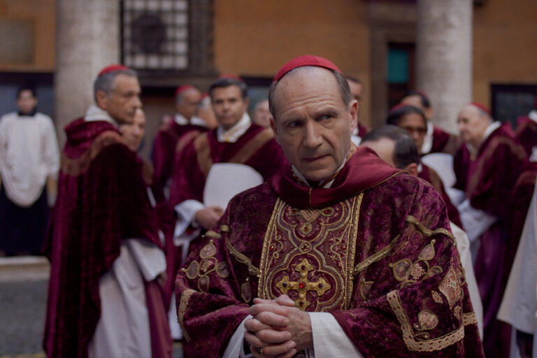 Intrighi Vaticani e Crisi di Fede: "Conclave" Promette Scintille Cinematografiche