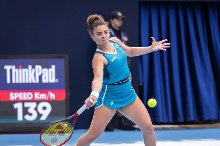 Jasmine Paolini, la Stella del Tennis Italiano, Brilla a Wuhan