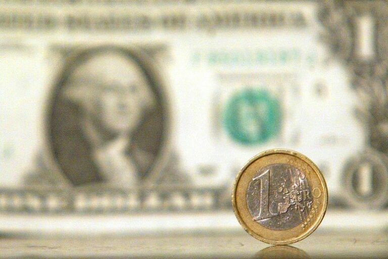 L'Euro Scivola: un'Analisi del Ribasso Contro Dollaro e Yen