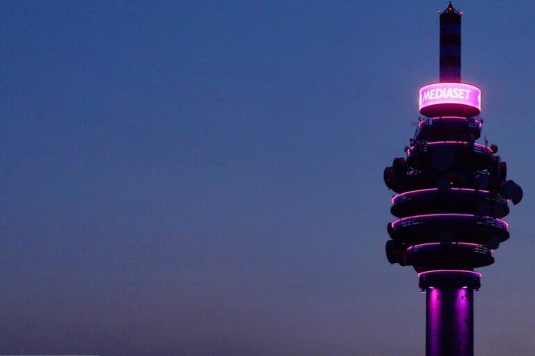 La Torre Mediaset si Illumina di Rosa per la Prevenzione del Tumore al Seno