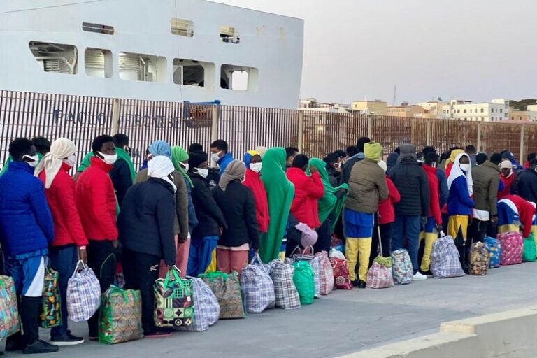 Lampedusa: Una Piccola Isola, Mille Storie di Speranza e Disperazione