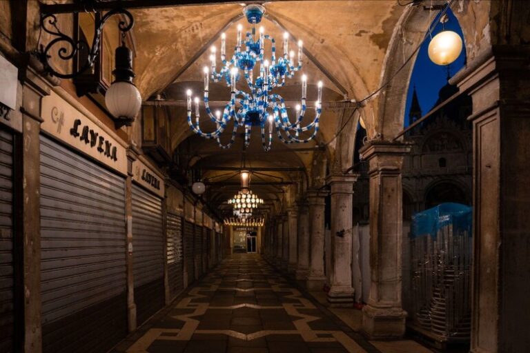 Luce, Arte e Tradizione: I Nuovi Lampadari di Murano Incantano Venezia