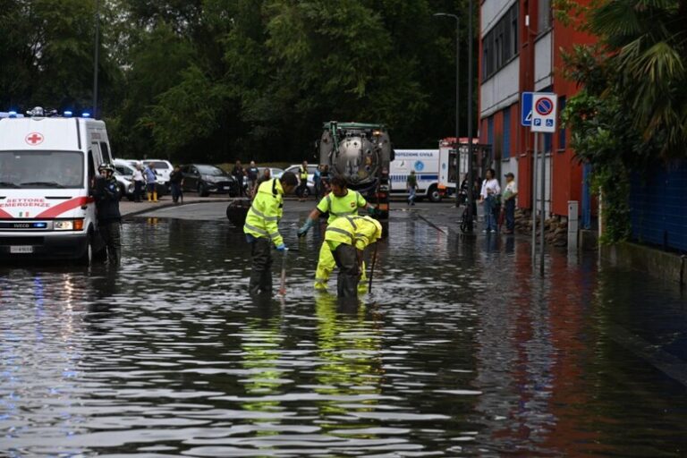 Milano Sotto Acqua: Esonda il Lambro e la Città Si Mobilita