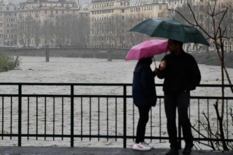 Pioggia e Scirocco: l'Italia si Prepara a Cinque Giorni di Intenso Maltempo