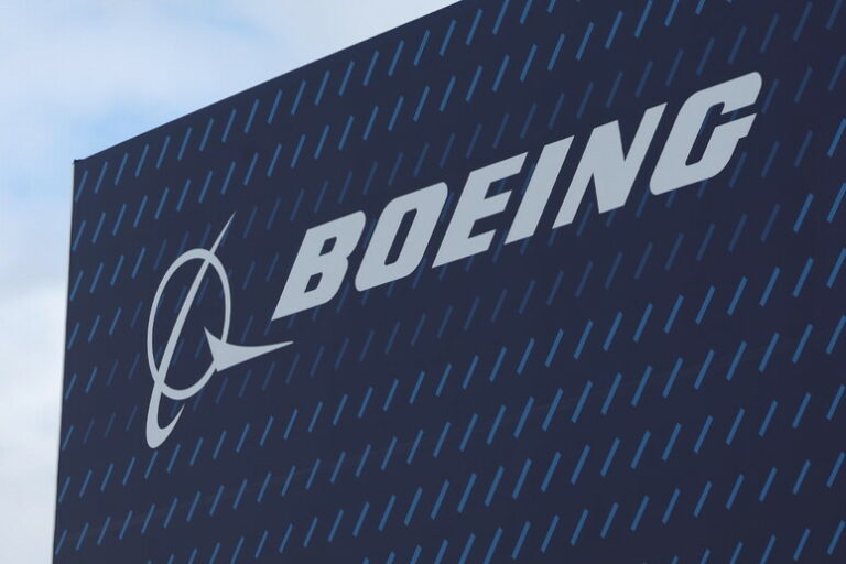 Rivolta nei Cieli: 33.000 Lavoratori della Boeing Dicono No al Contratto