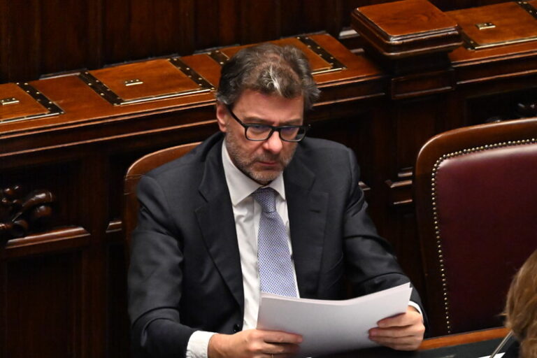 Rivoluzione Fiscale: Giorgetti Promette Tagli e Stabilità!