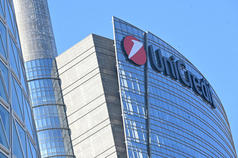 Rivoluzione Unicredit: Un Nuovo Equilibrio tra Uscite e Ingressi