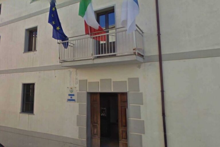 Sindaco in Manette: Un Patto con la 'Ndrangheta per il Potere