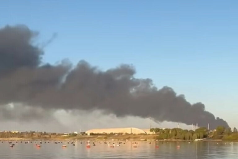 Taranto: il cielo si tinge di nero, incendio in un deposito di imballaggi