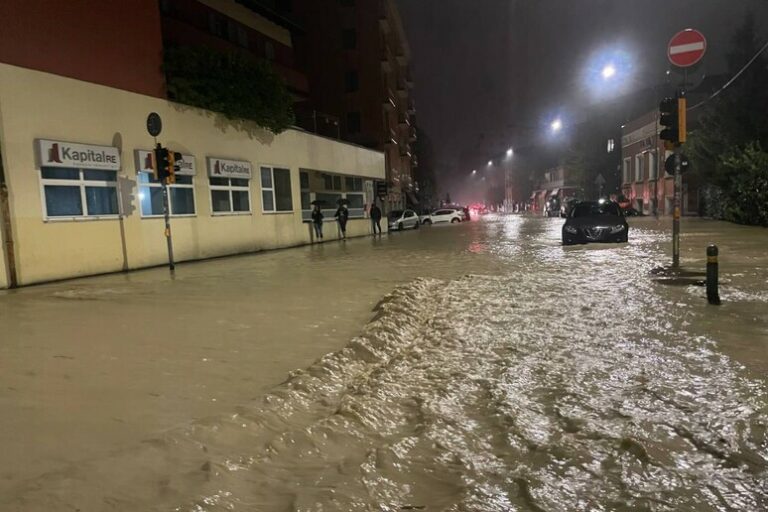 Tempesta su Italia: La Protezione Civile in Azione per Fronteggiare l'Emergenza