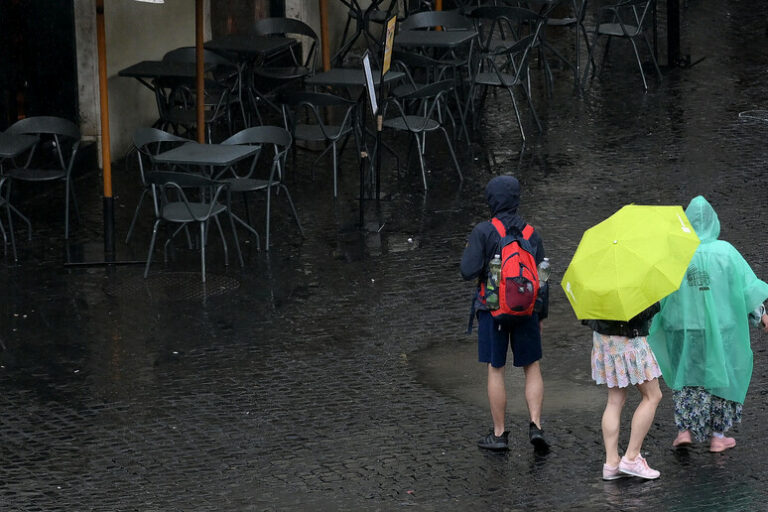 Tempo Bipolare: Piogge Persistenti e Caldo Anomalo in Italia