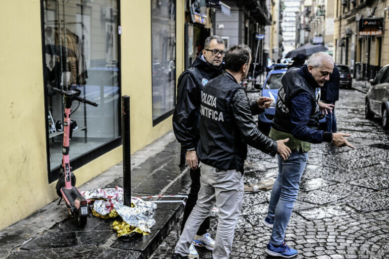 Tragedia a Napoli: un adolescente perde la vita in un conflitto a fuoco tra bande