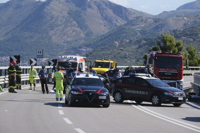 Tragedia sulla Strada: Tre Bambini in Bilico tra Vita e Morte a Palermo