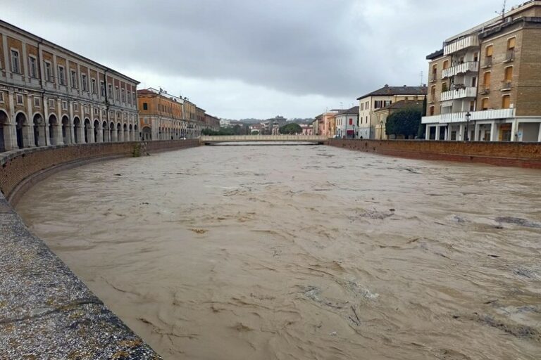 Un Autunno Capriccioso: Piogge e Caldo Record Sconvolgono il Clima Italiano