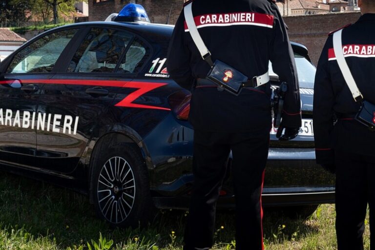 Un gesto di umanità al supermercato: Carabinieri pagano il conto di una donna in difficoltà