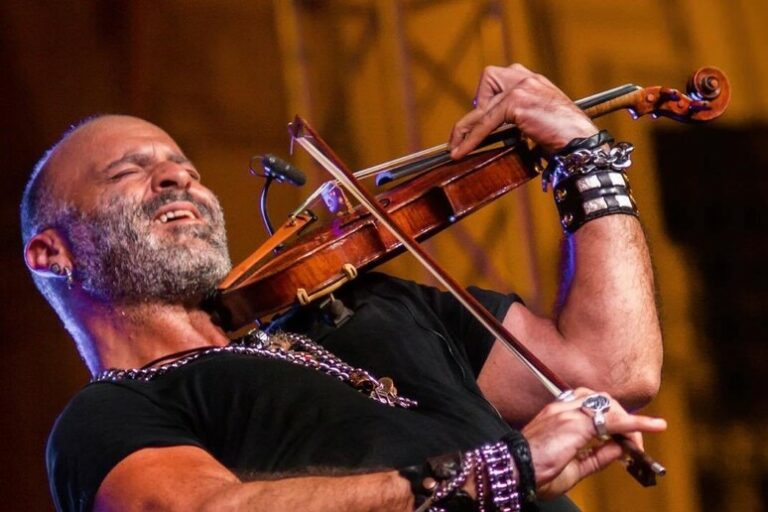 Alessandro Quarta: Il Violinista che Trasforma il Rock in Poesia