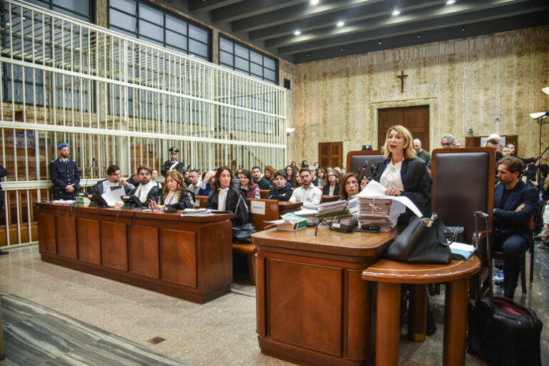 Attesa e Rose Bianche: Il Verdetto di Milano Scuote le Emozioni