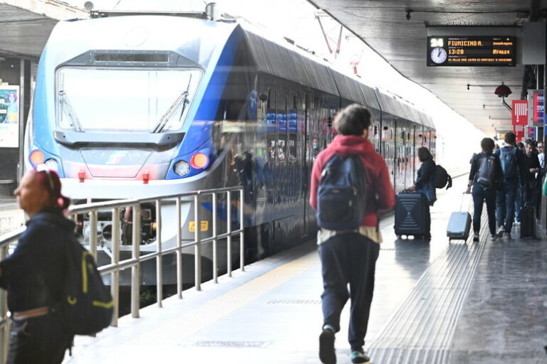 Binari del Dissenso: Sciopero Nazionale dei Treni Paralizza i Viaggiatori!