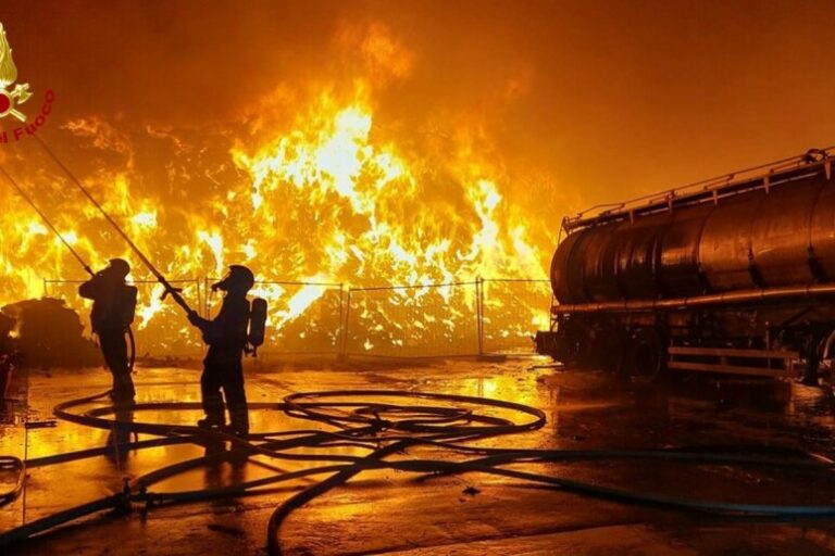 Fiamme nella Notte: Incendio Devasta Impianto di Riciclaggio nel Barese