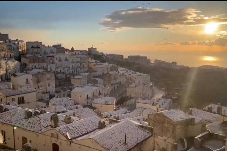 Gelo Improvviso in Puglia: Grandine a Bari e Neve sui Monti del Gargano