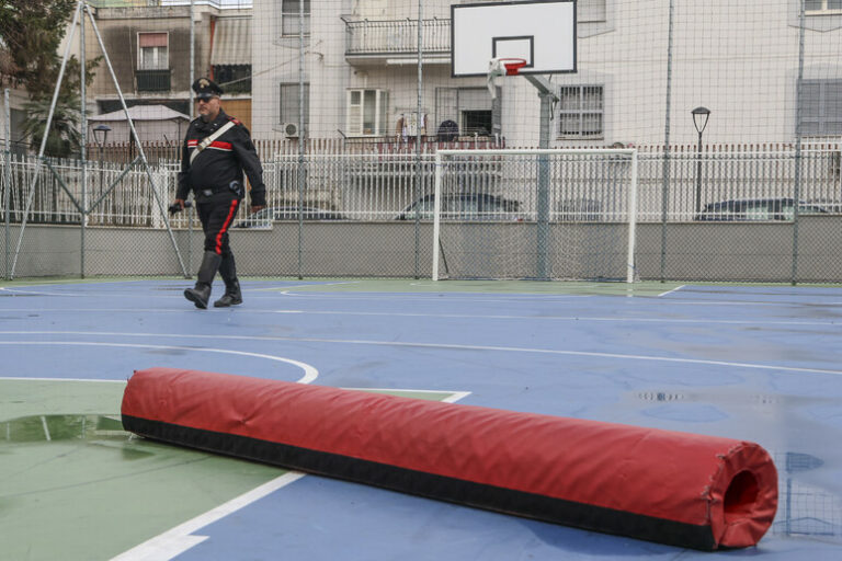 Gioco pericoloso: il dramma di un pallone e un coltellino a Giugliano