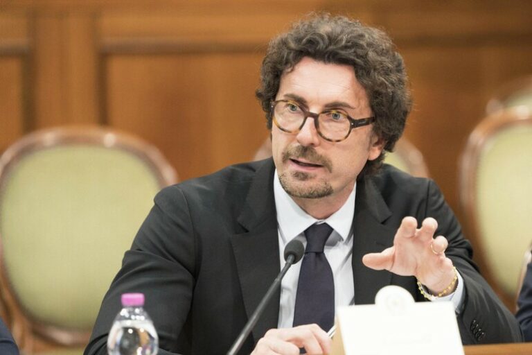 Grillo Non Molla: La Battaglia per il Simbolo del M5s