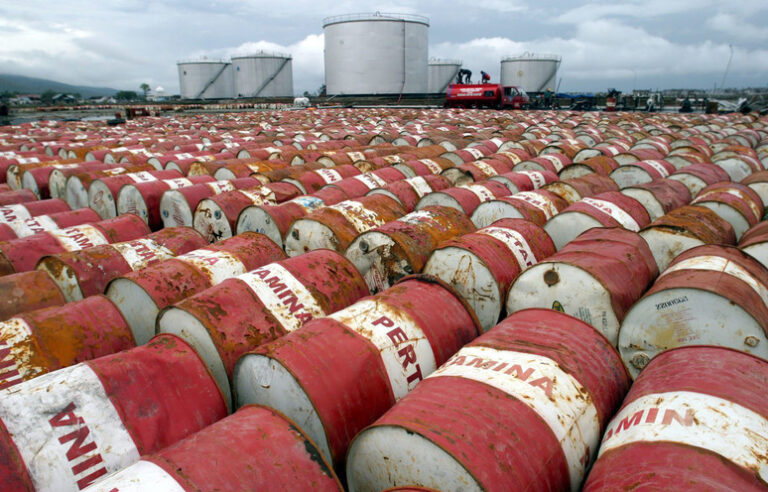 Il Barile Gioca a Nascondino: Un Inizio di Settimana in Ribasso per il Petrolio