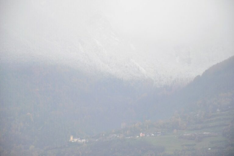 Il Bianco Risveglio della Valle d'Aosta: Fiocchi e Freddo oltre i Mille Metri