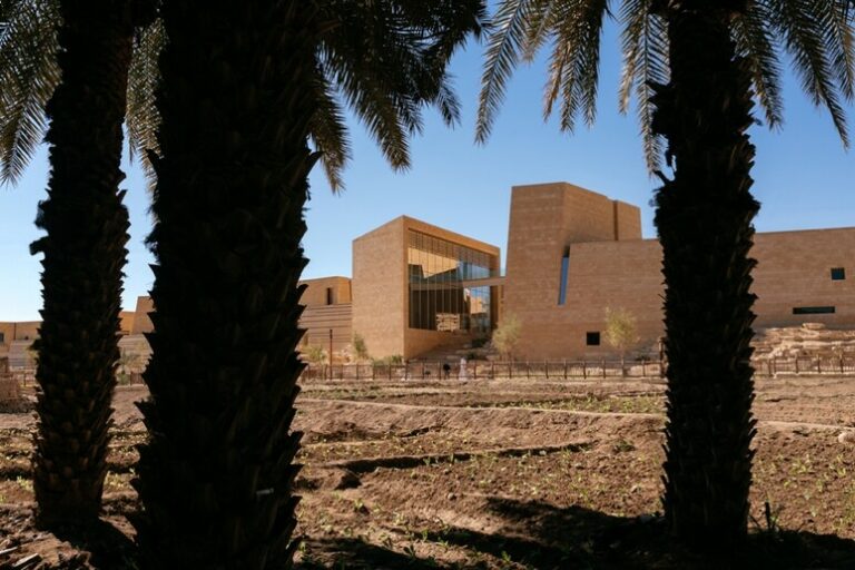 Il Deserto si Colora di Digitale: Nasce a Riad il Primo Hub per l'Arte del Futuro