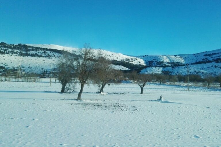 La "Dama Bianca" danza sulle Pianure Italiane: Neve e Vento in Arrivo!