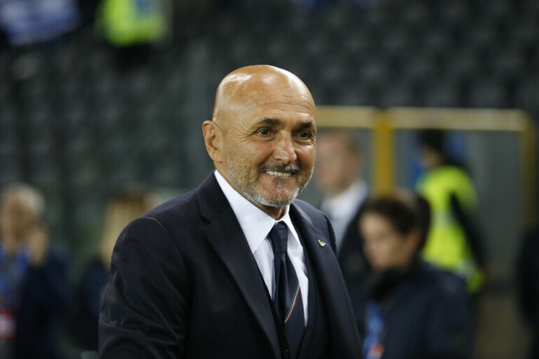 Luciano Spalletti al Volante: L'Icona del Calcio Italiano Diventa Ambasciatore dei Trattori Landini