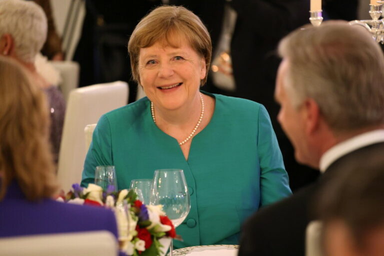 Merkel Scagiona Se Stessa: "Non Ho Mai Intervenuto nella Caduta di Berlusconi"