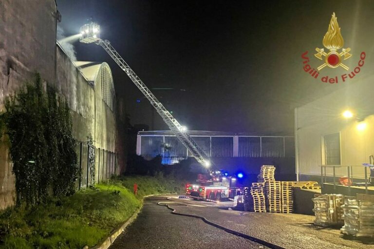 Notte di Fuoco a Milano: Un'Officina in Fiamme