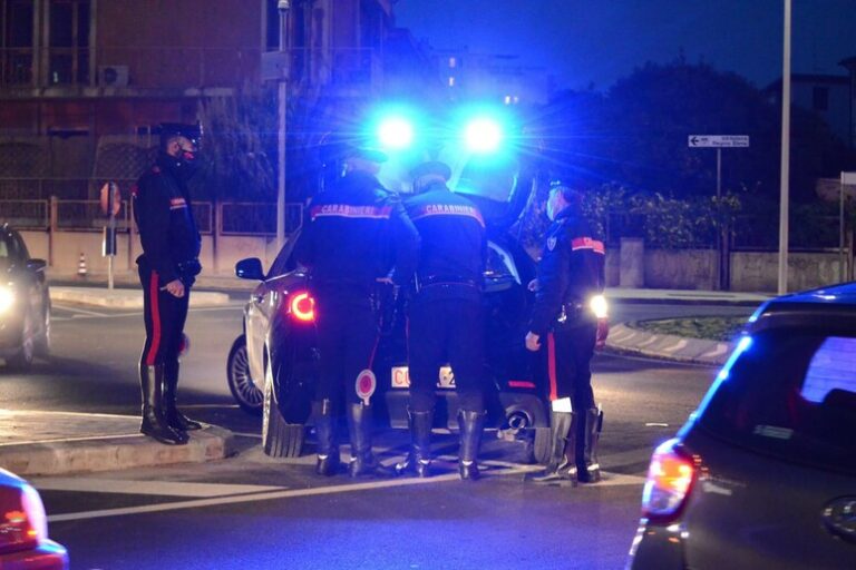 Notte di Terrore a Napoli: 15enne Aggredisce Coetaneo con Arma Tagliente