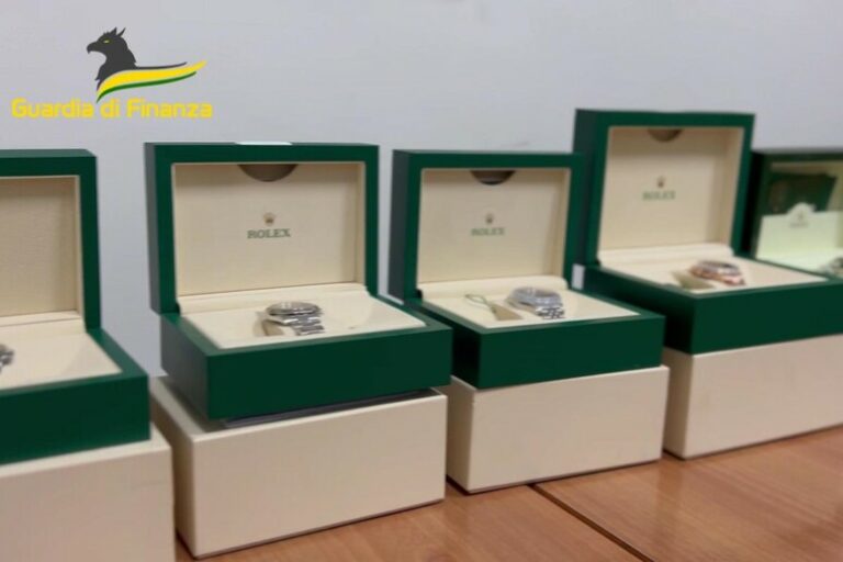 Orologi Rolex e Milioni di Euro: La Doppia Vita di un'Impresa Edile a Napoli