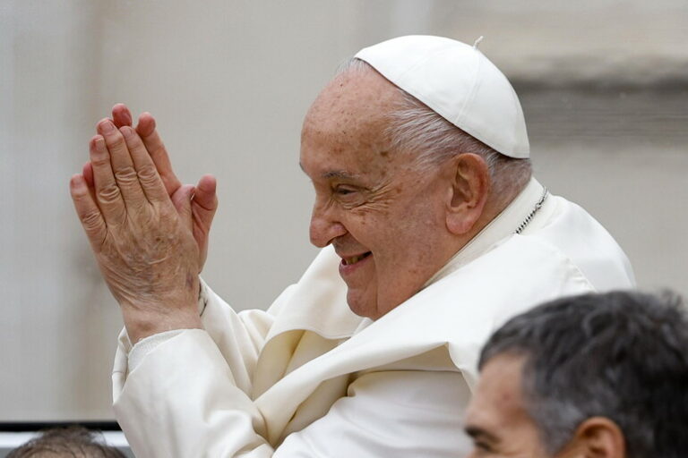 Papa Francesco in Corsica: un Viaggio di Fede tra le Onde del Mediterraneo