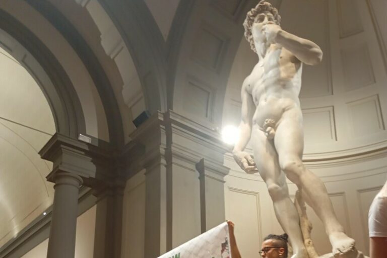 Quando l'Arte Incontra la Protesta: Il David di Michelangelo Scenario di una Manifestazione per la Palestina