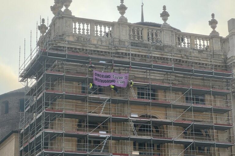 Quando la Protesta Sale in Alto: Extinction Rebellion Scuote Torino Durante la Festa delle Forze Armate