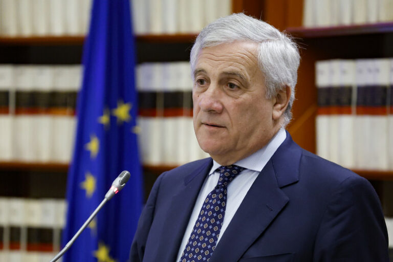 Rivoluzione Rai alla Porta, ma il Canone Resta: La Visione di Tajani