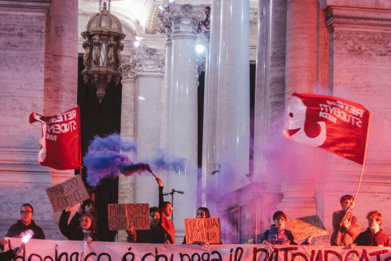 Rivoluzione Studentesca: Giovani in Piazza Contro il Ministro Valditara