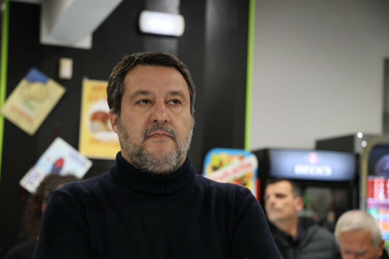 Salvini al contrattacco: "Via i centri sociali occupati!"