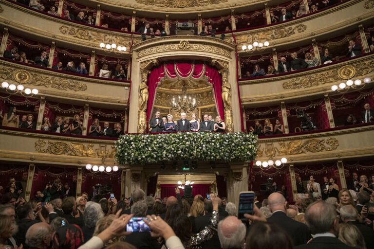 Scala Applaude Mattarella, Meloni Assente All'Evento Culturale dell'Anno